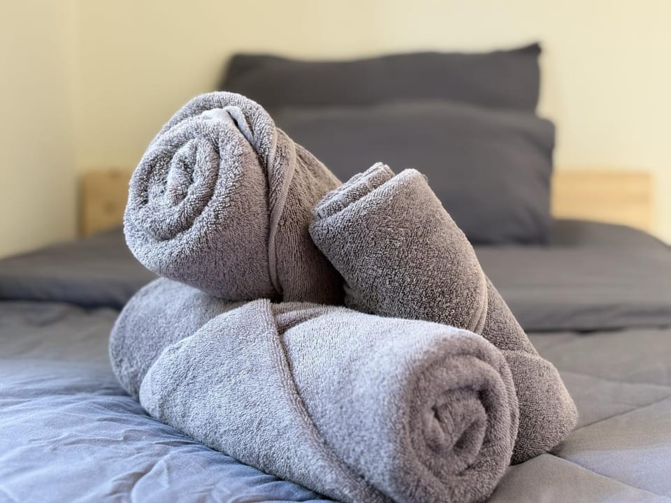 Bed, towels