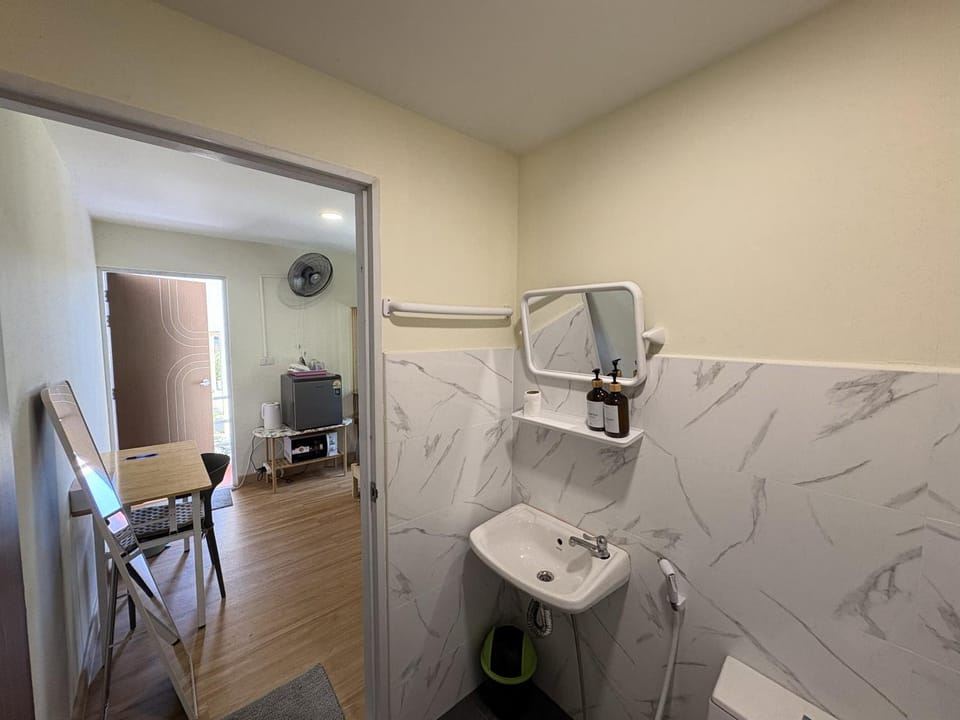 Toilet, Bathroom, TV and multimedia, Living room