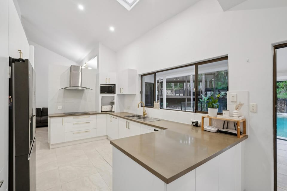 Kitchen or kitchenette, dishwasher, oven
