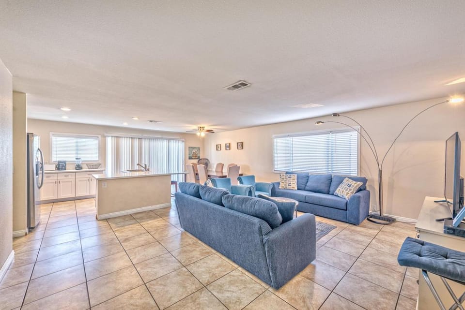 7 min from the strip with pool House in Las Vegas