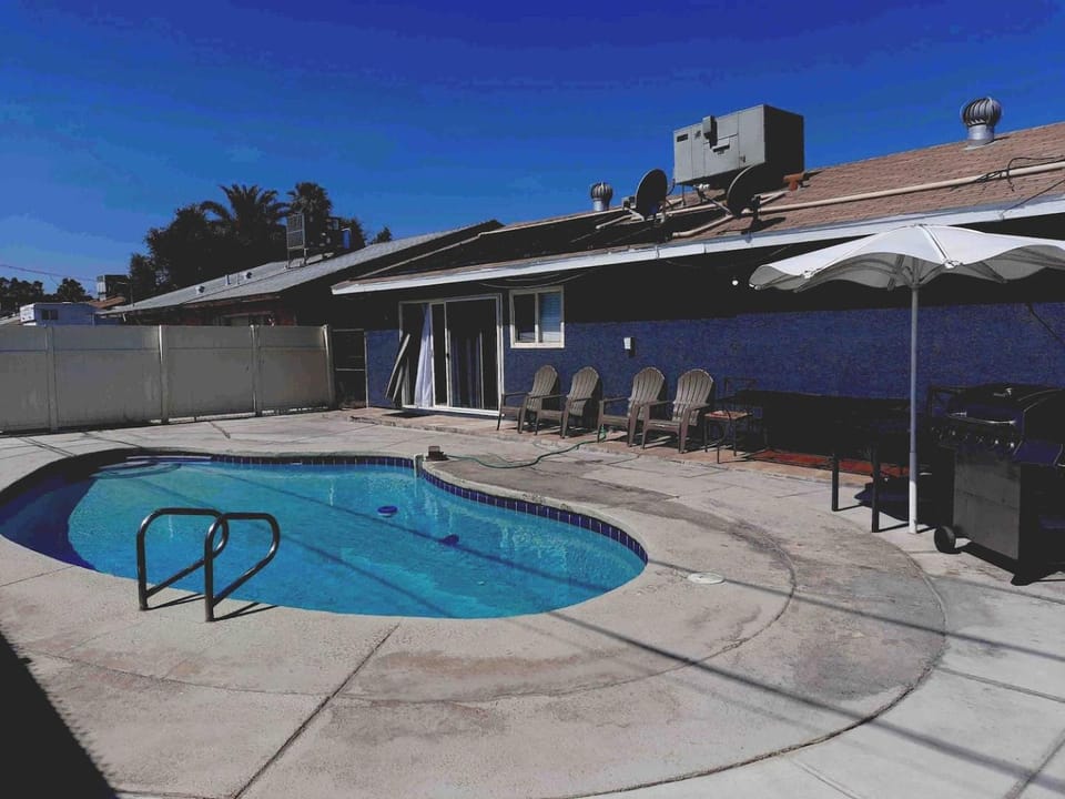 7 min from the strip with pool House in Las Vegas