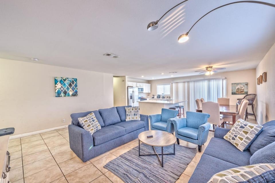 7 min from the strip with pool House in Las Vegas