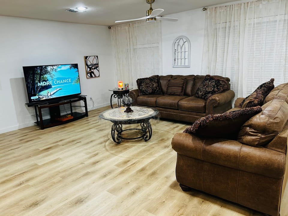 Communal lounge/ TV room, TV and multimedia, Living room, Seating area, Evening entertainment