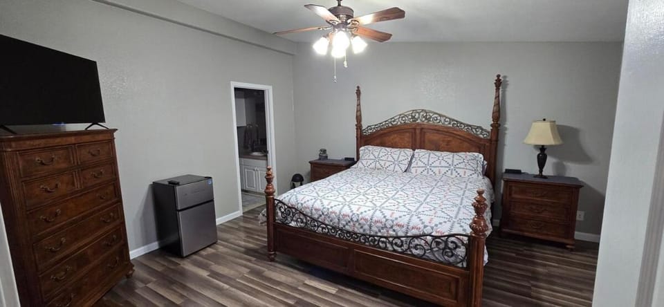 Photo of the whole room, Bedroom