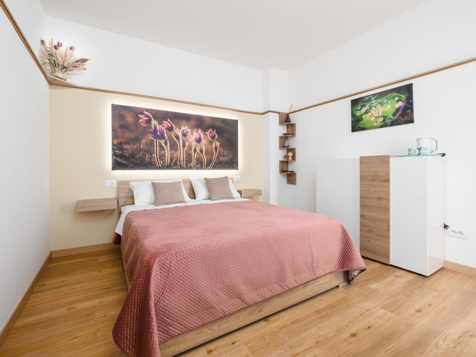 Bed, Photo of the whole room, Decorative detail, Bedroom, wardrobe