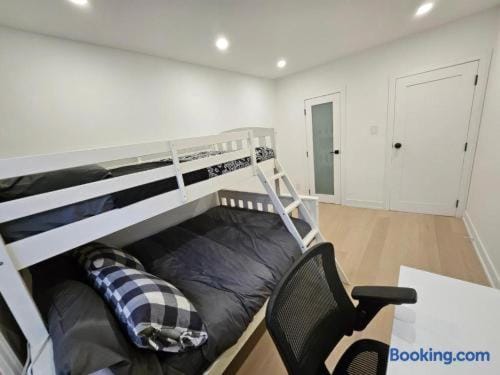 YOLO Guest House Richmond Hill Hostel in Richmond Hill