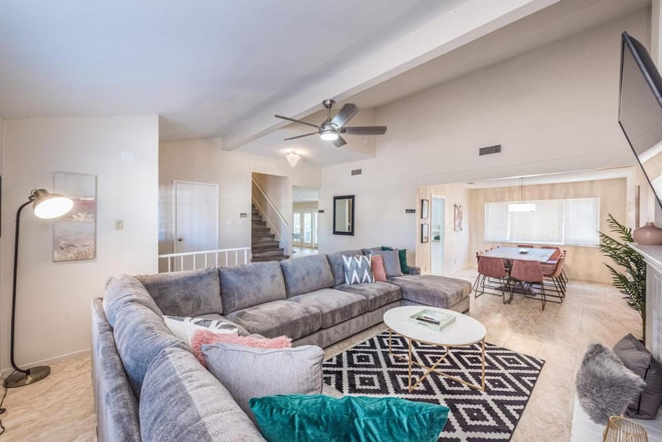 Your Dream Home up to 12 people House in Green Valley North