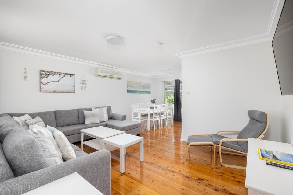 TV and multimedia, Living room, Seating area, air conditioner