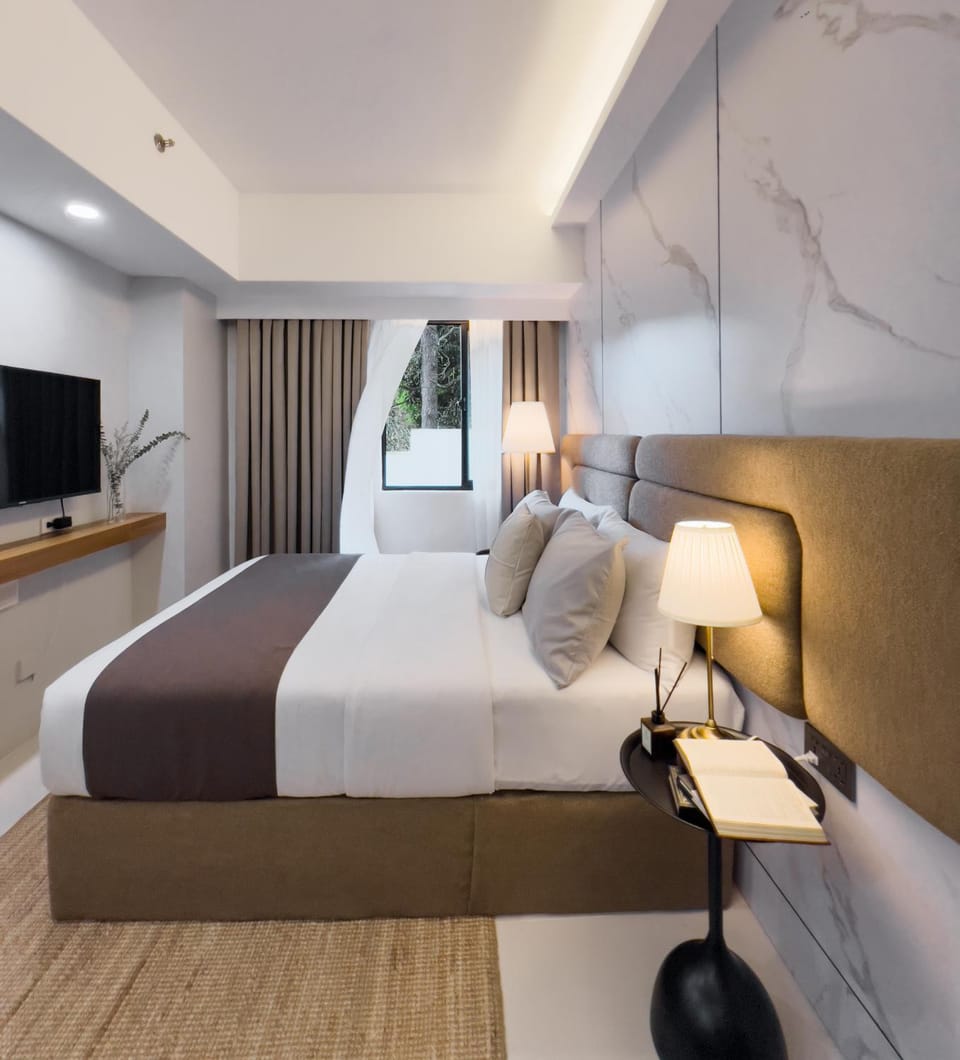 Communal lounge/ TV room, Bed, TV and multimedia, Photo of the whole room, Evening entertainment, Bedroom, hair dresser