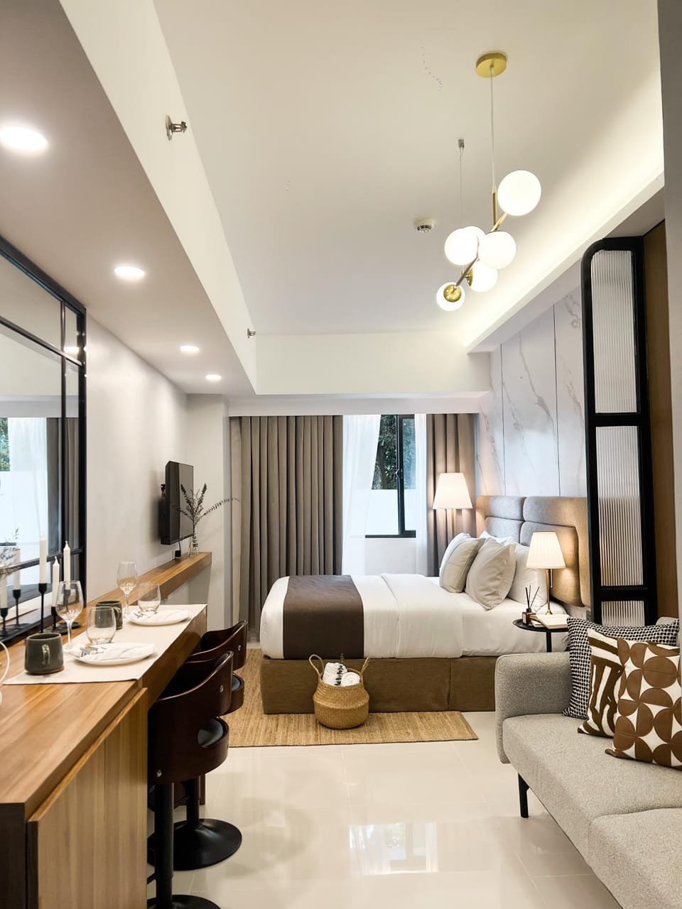 Bed, Living room, Photo of the whole room, Seating area, Bedroom, hair dresser