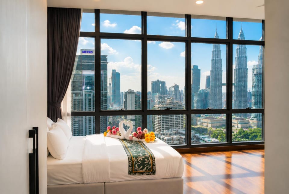 Bed, View (from property/room), Balcony/Terrace, Photo of the whole room, Bedroom, City view