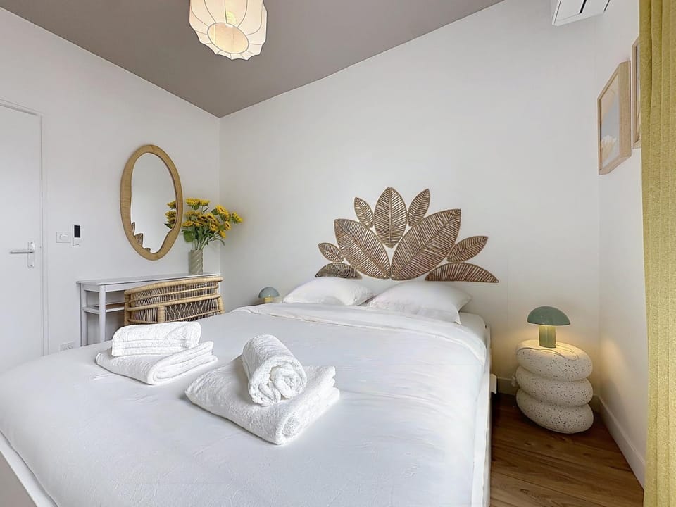 Photo of the whole room, Bedroom