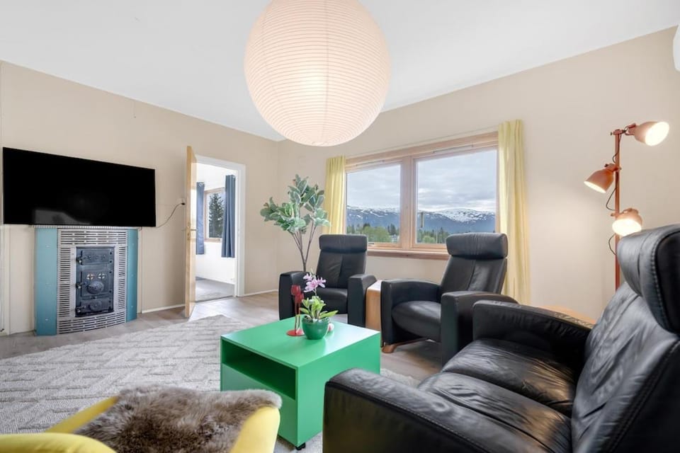 Communal lounge/ TV room, TV and multimedia, Living room, Seating area, Evening entertainment