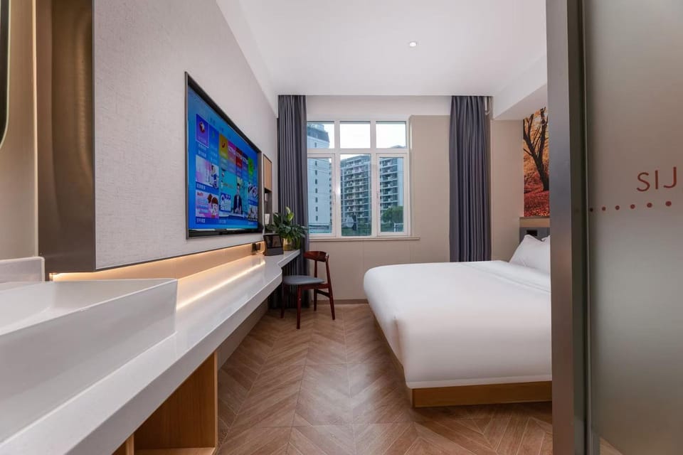 Bed, TV and multimedia, Photo of the whole room, Bedroom