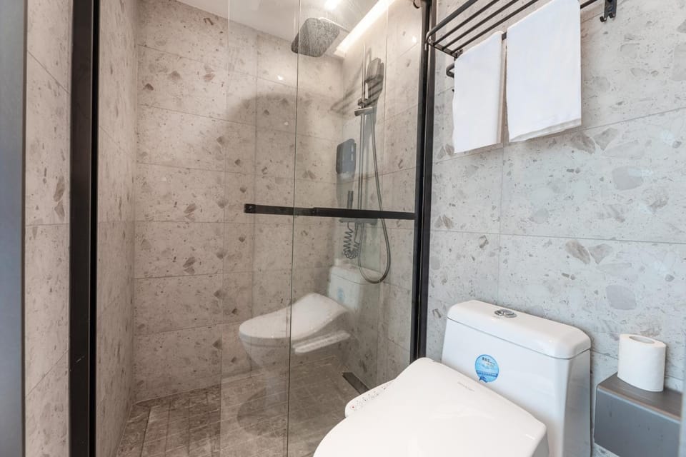 Shower, Toilet