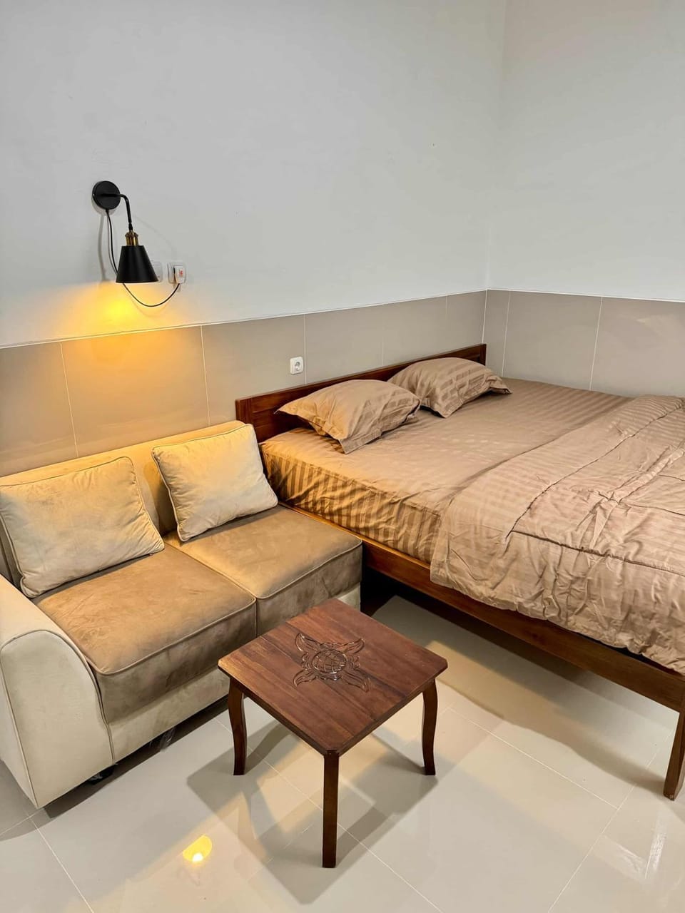 Bed, Photo of the whole room, Seating area, Bedroom