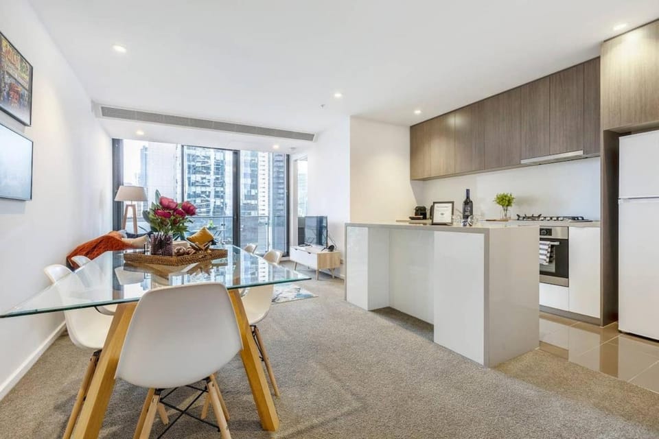 Kitchen or kitchenette, Dining area