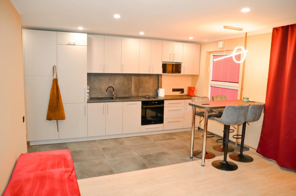 Kitchen or kitchenette, Dining area, oven, stove