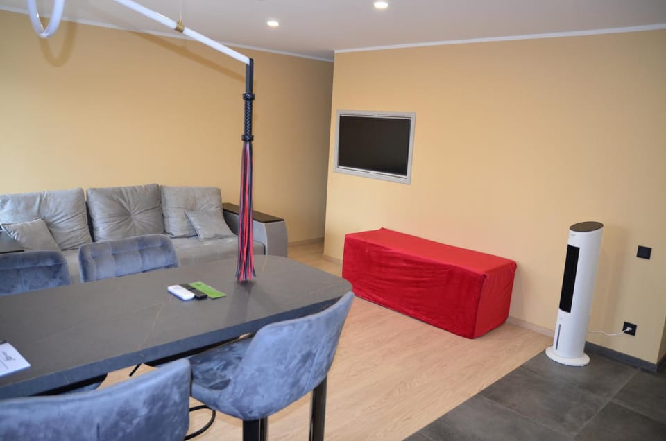 Communal lounge/ TV room, TV and multimedia, Living room, Evening entertainment
