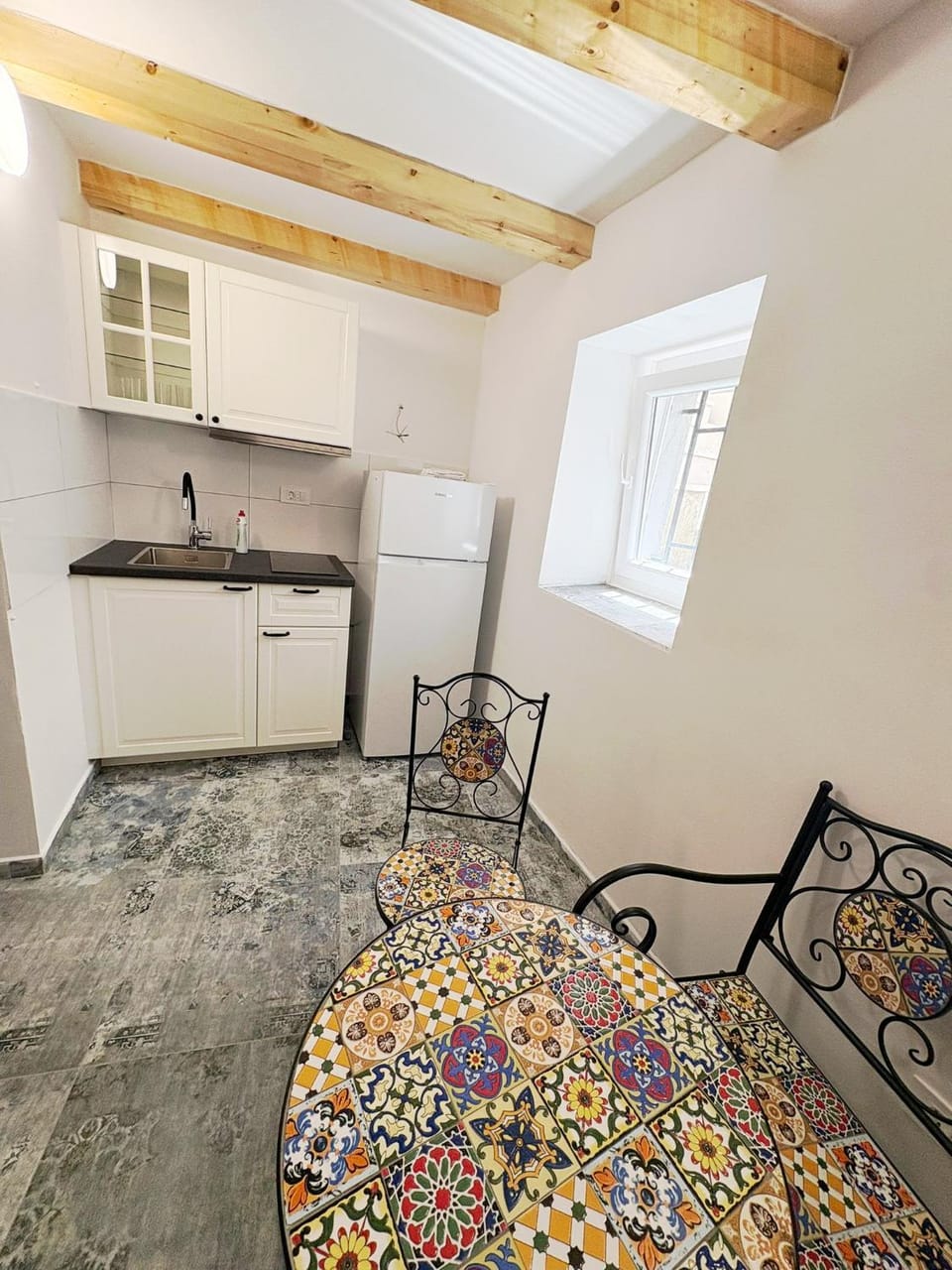 Kitchen or kitchenette, Dining area, stove