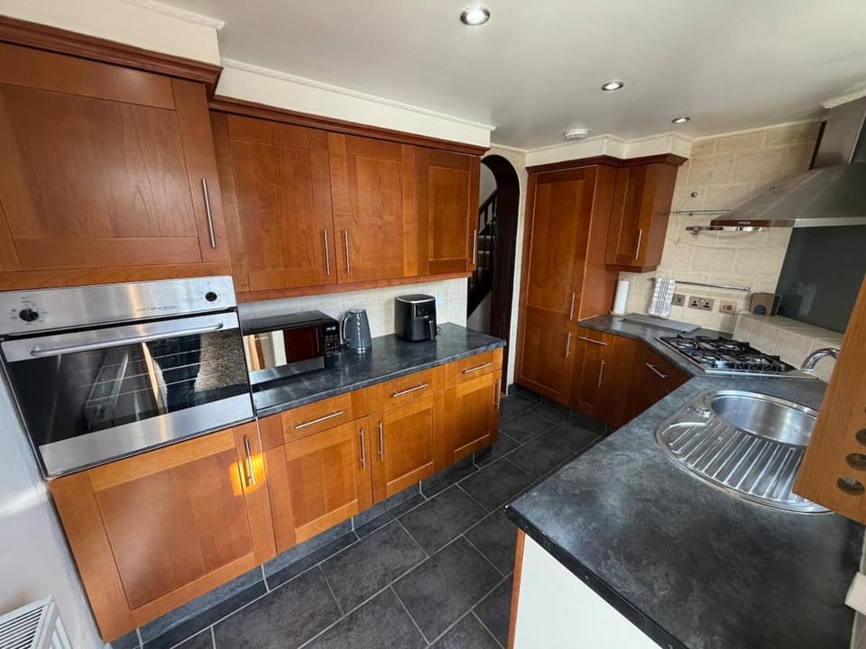 Entire 2 Bed House in London Area - Parking - Sleeps 5 House in Pinner