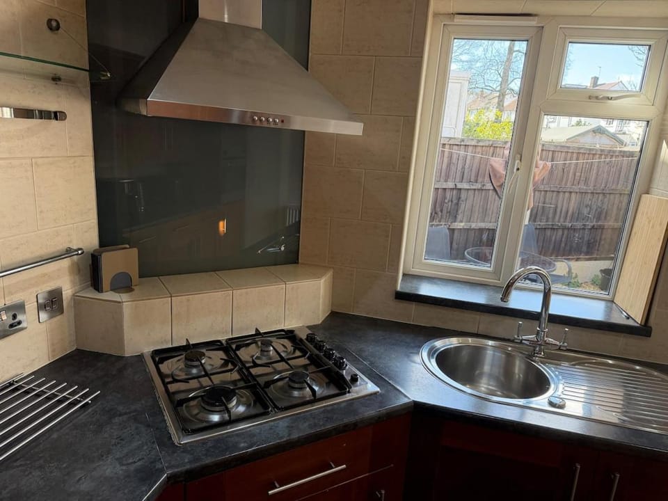 Entire 2 Bed House in London Area - Parking - Sleeps 5 House in Pinner