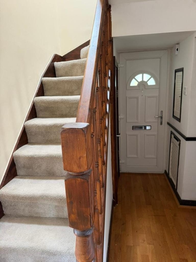 Entire 2 Bed House in London Area - Parking - Sleeps 5 House in Pinner