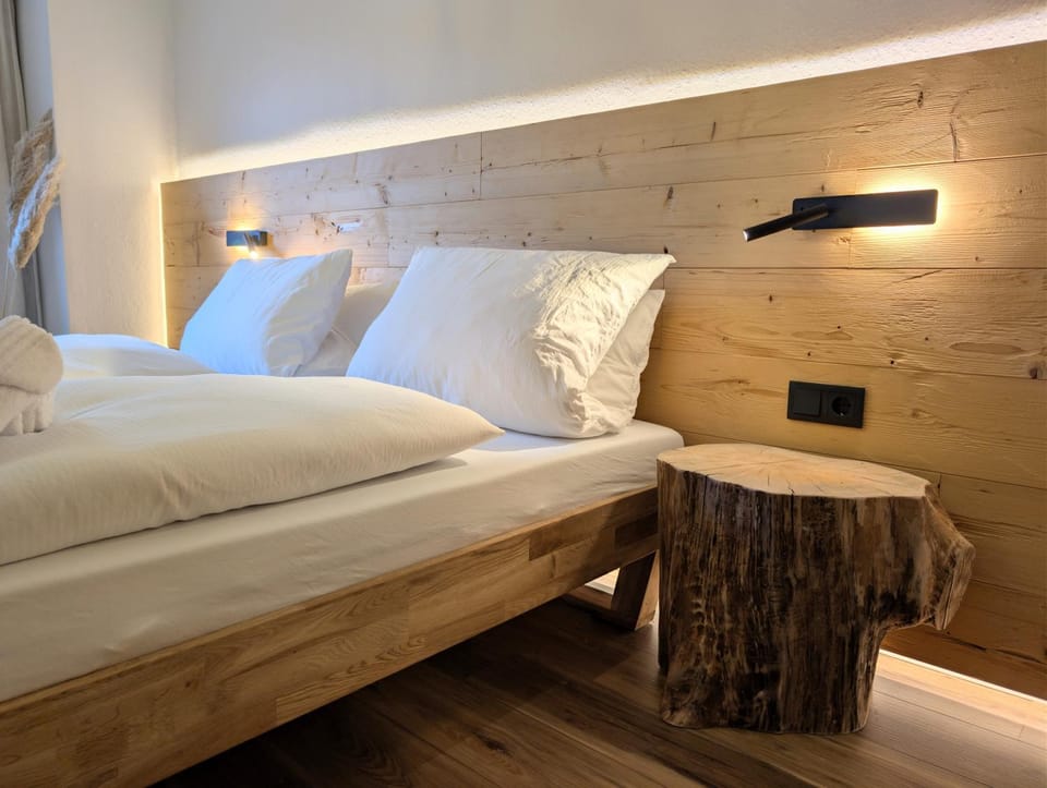 Bed, Decorative detail, Bedroom, towels