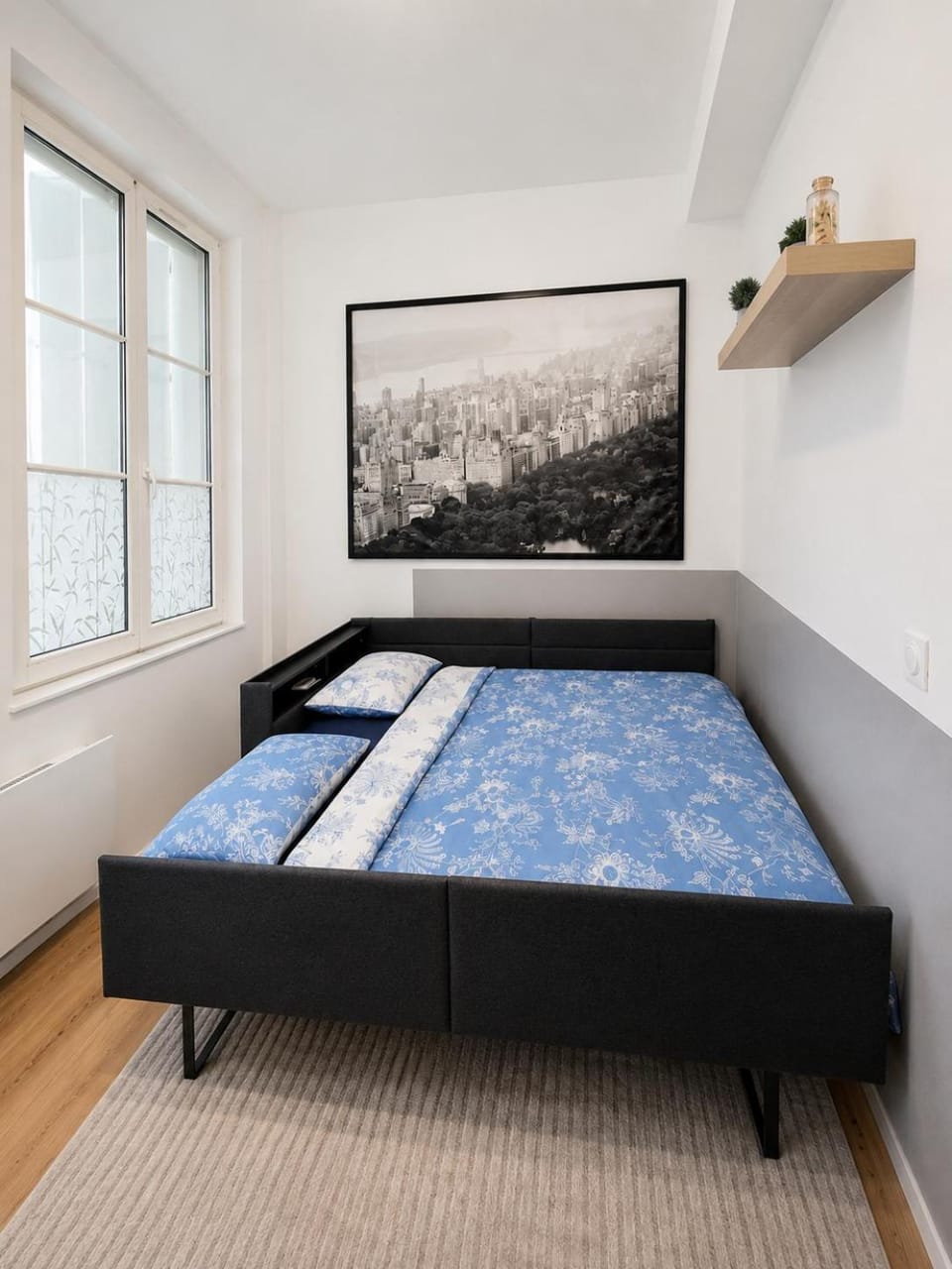 Photo of the whole room, Bedroom