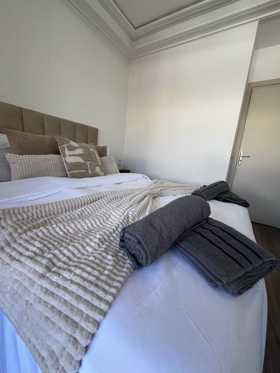 Bed, Photo of the whole room, Bedroom, towels