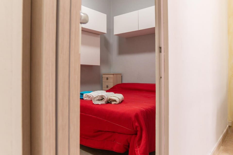Bed, Bedroom, towels