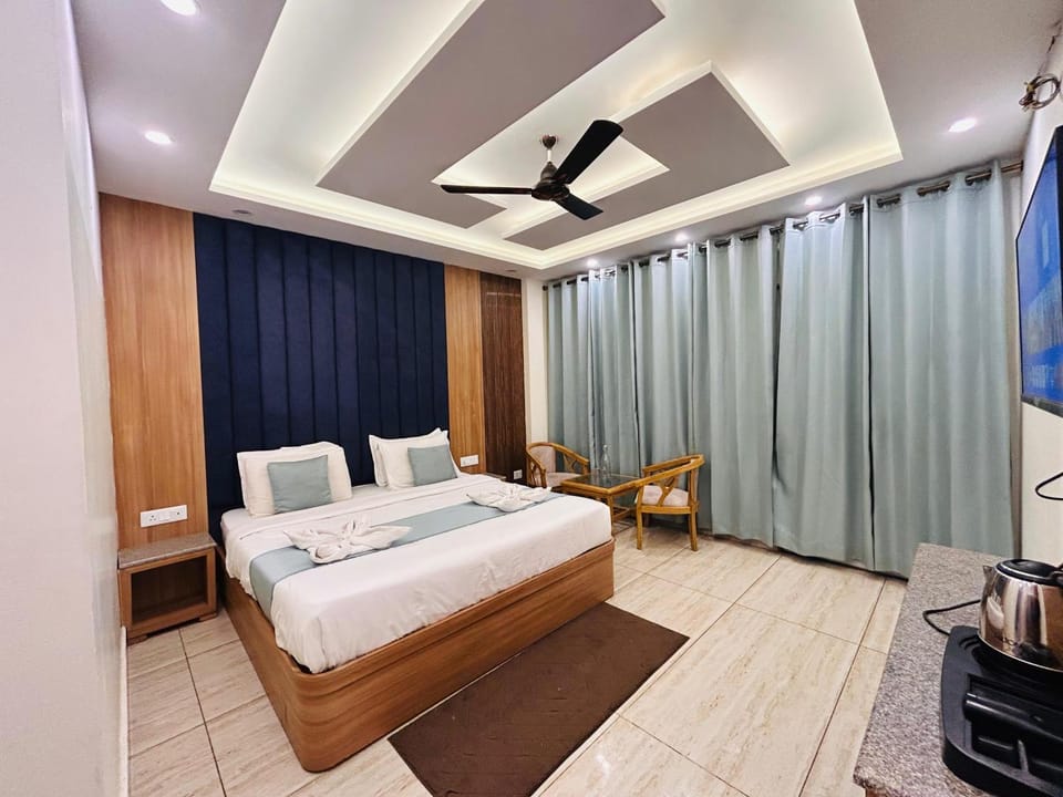 Bed, TV and multimedia, Kitchen or kitchenette, Living room, Photo of the whole room, Seating area, Bedroom, fireplace