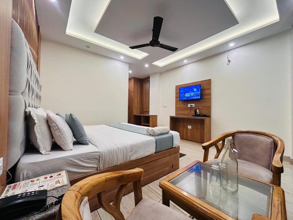 Communal lounge/ TV room, Bed, TV and multimedia, Living room, Photo of the whole room, Seating area, Evening entertainment, Bedroom, fireplace, hair dresser
