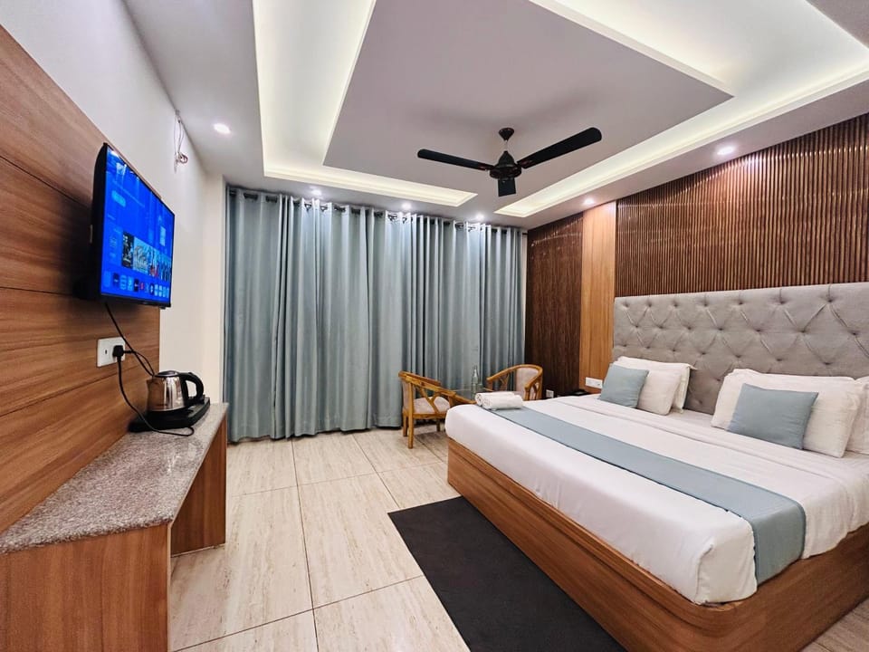 Bed, TV and multimedia, Kitchen or kitchenette, Living room, Photo of the whole room, Bedroom, fireplace