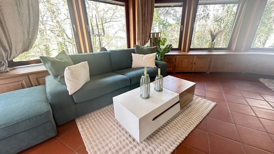 Familienfreundliche 10 min zu Fuß von Legoland entfernt,80 m2 stilvolle Ferienwohnung in einer Villa mit großen Garten, für den ersten Frühstück gefüllten Kühlschrank,Whirlpool, privater Waldstück und wunderschöner Terrasse im Kötz, My Luxury Apartments Apartment in Baden-Württemberg