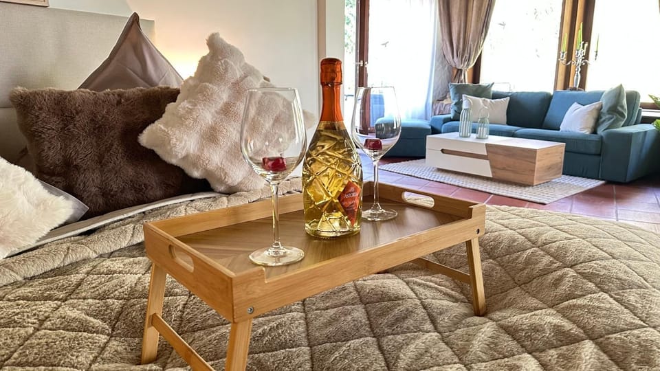 Familienfreundliche 10 min zu Fuß von Legoland entfernt,80 m2 stilvolle Ferienwohnung in einer Villa mit großen Garten, für den ersten Frühstück gefüllten Kühlschrank,Whirlpool, privater Waldstück und wunderschöner Terrasse im Kötz, My Luxury Apartments Apartment in Baden-Württemberg