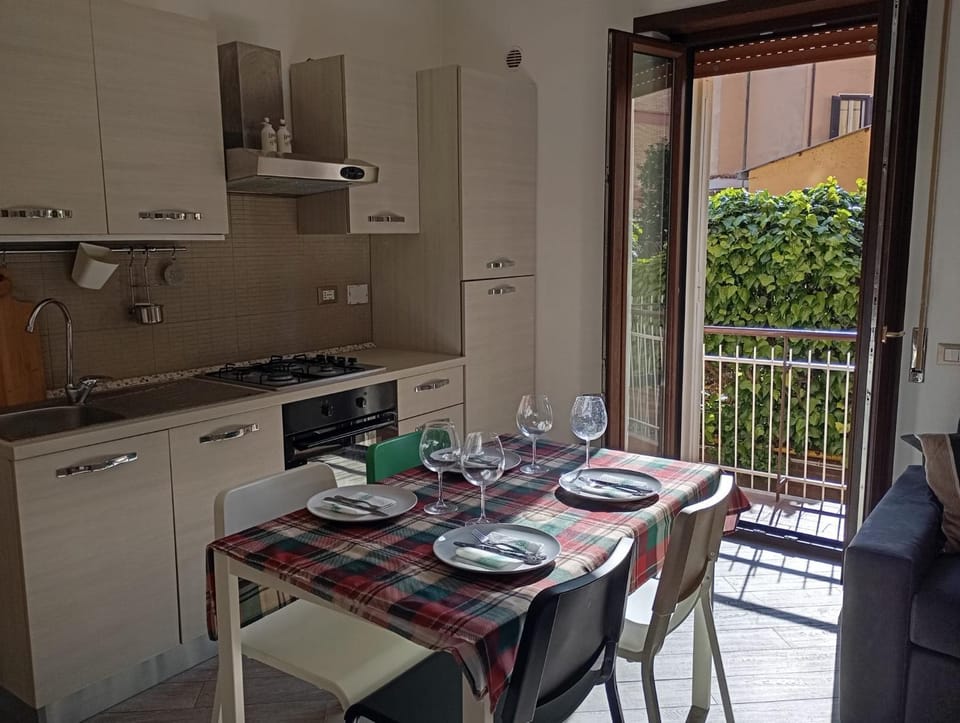 Kitchen or kitchenette, Dining area, stove
