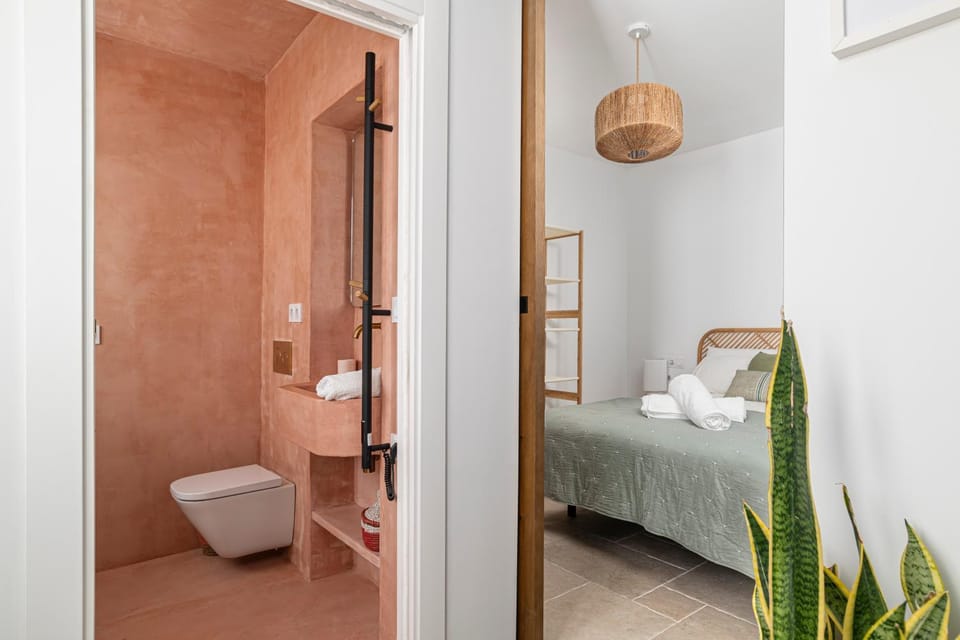 Shower, Toilet, Bed, Bathroom, Photo of the whole room, Bedroom, towels