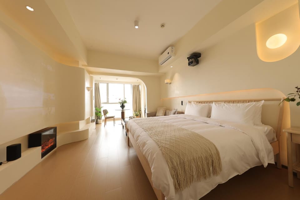 Photo of the whole room, Bedroom