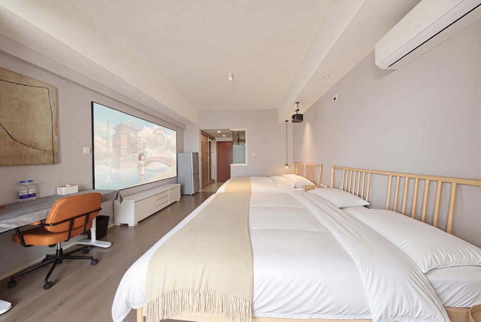 Bed, TV and multimedia, Bedroom