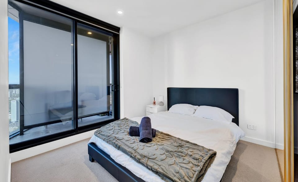 Bed, Bedroom, towels