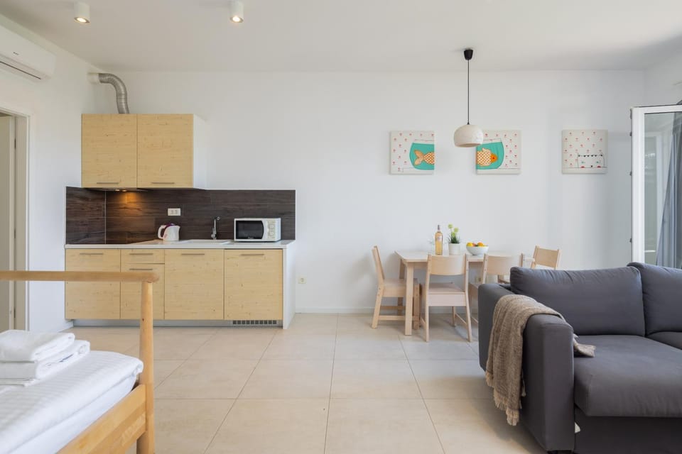 Bed, Kitchen or kitchenette, Living room, Seating area, Dining area