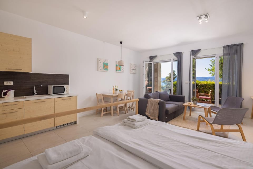 Bed, TV and multimedia, Kitchen or kitchenette, Living room, Seating area, Dining area, Bedroom, microwave