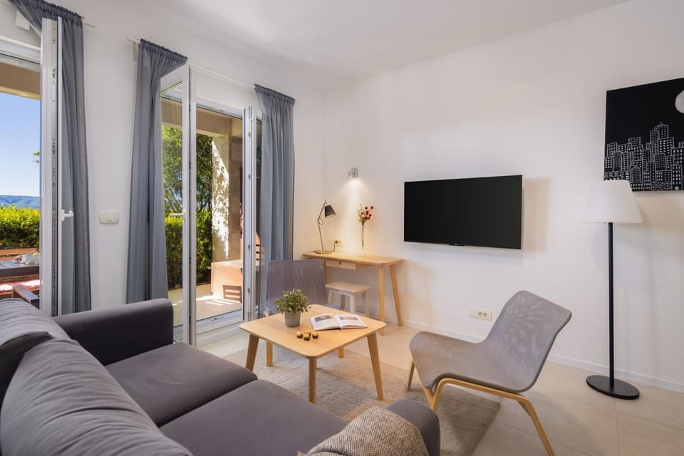 TV and multimedia, Living room, Seating area, Evening entertainment, Sea view