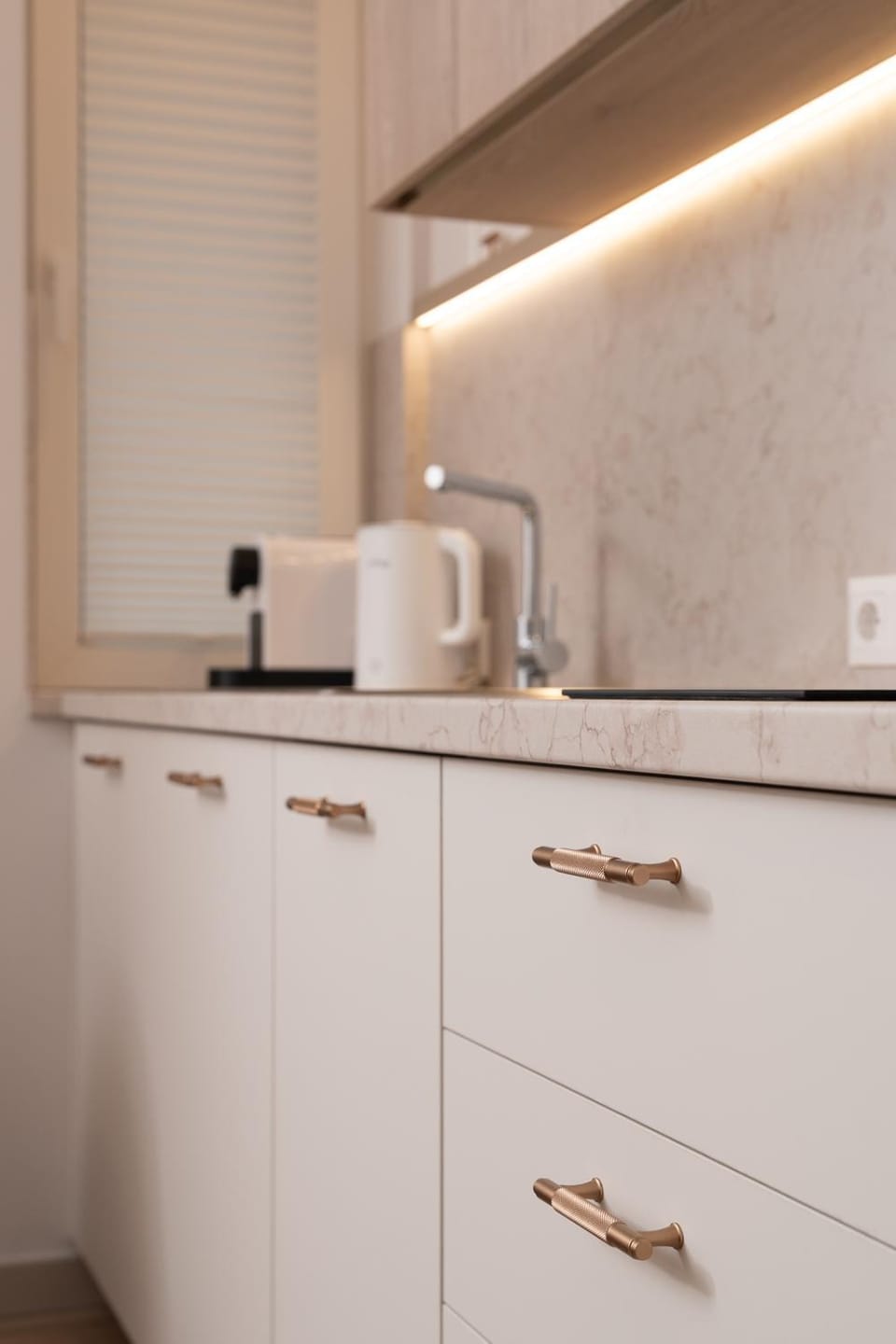 Coffee/tea facilities, Kitchen or kitchenette, dishwasher, oven, stove, washing machine
