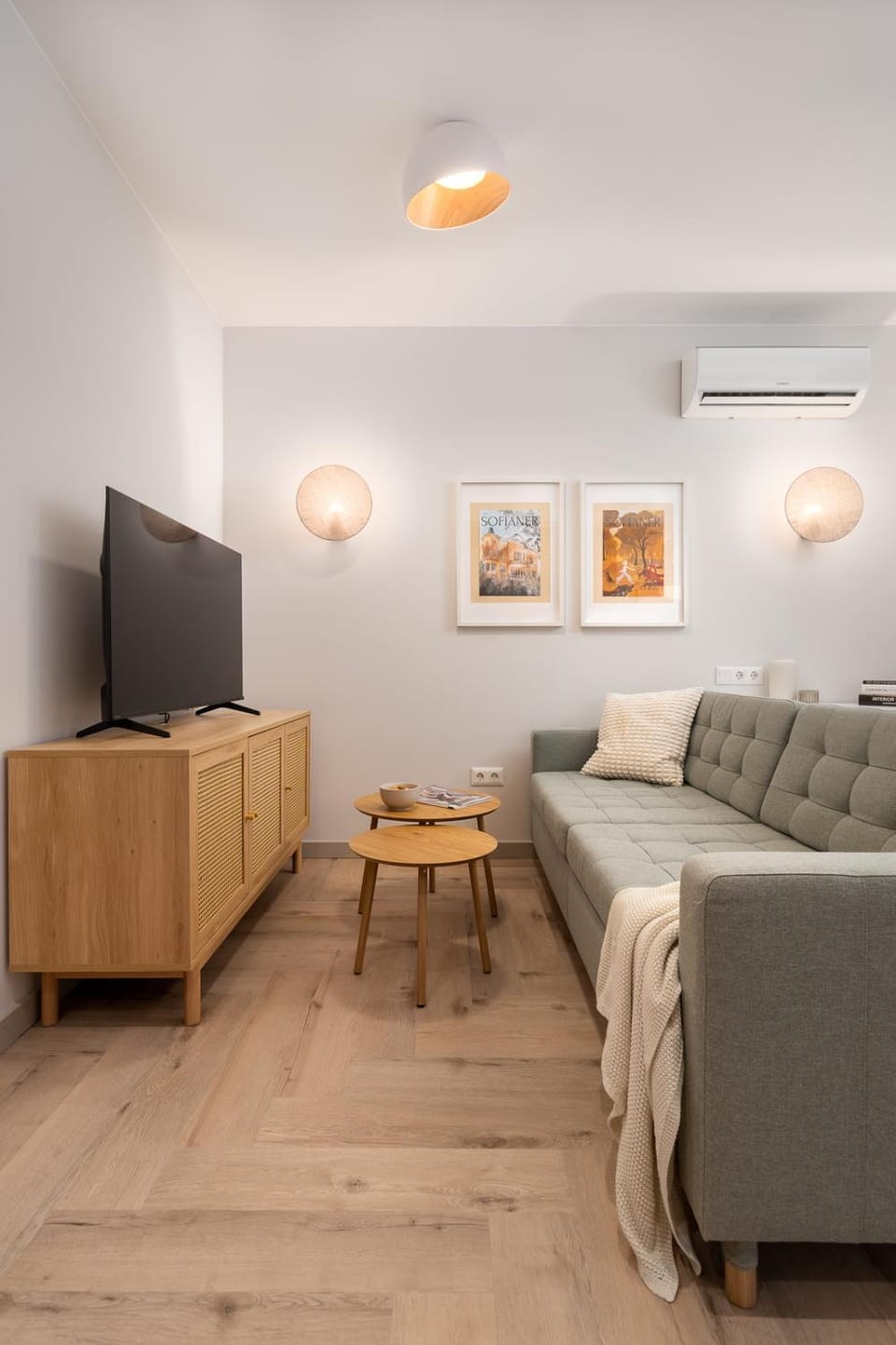 Communal lounge/ TV room, TV and multimedia, Living room, Seating area, Evening entertainment, air conditioner