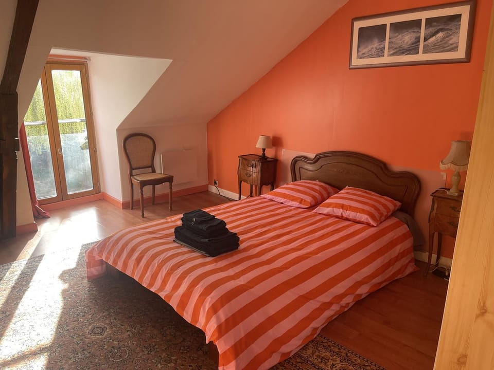 Bed, towels