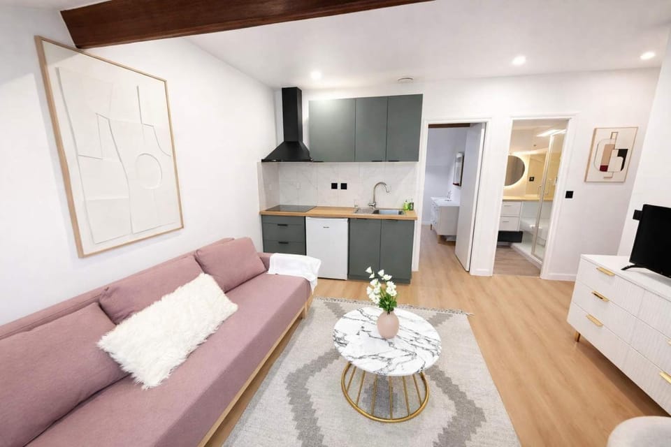 Appartement metro Mairie d'Aubervilliers 4 pers Apartment in Aubervilliers