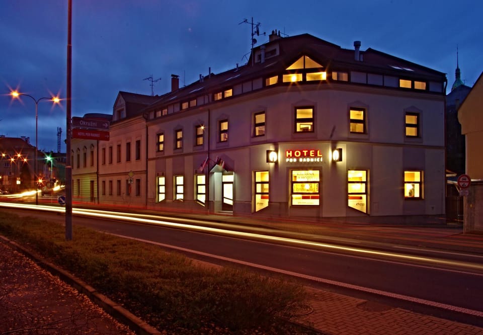 Facade/entrance, Night, Location