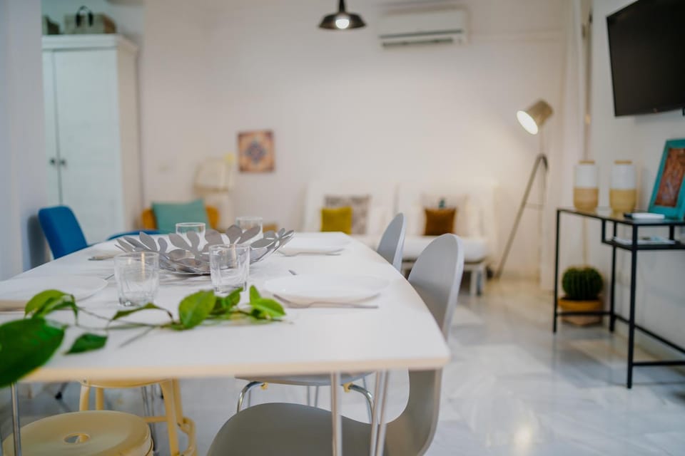 TV and multimedia, Living room, Seating area, Dining area, air conditioner